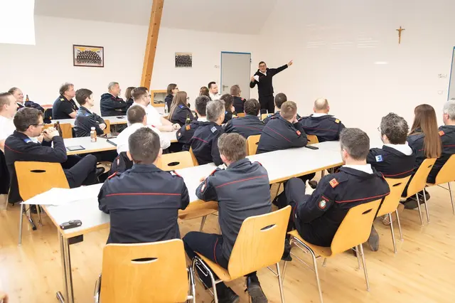 Über 40 Kameradinnen und Kameraden der Feuerwehr nahmen am Workshop „Krisenkommunikation in der Feuerwehr“ im Rüsthaus der Feuerwehr Gleinstätten statt. | Foto: OBI Martin Garber