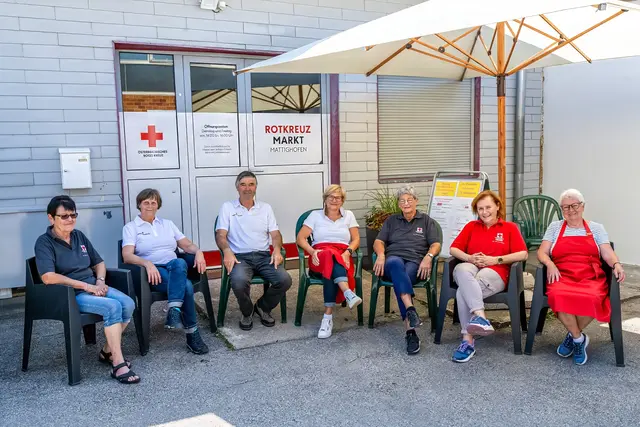 Insgesamt engagieren sich derzeit 46 freiwillige Mitarbeiter im Sozialmarkt Mattighofen. | Foto: Rotes Kreuz