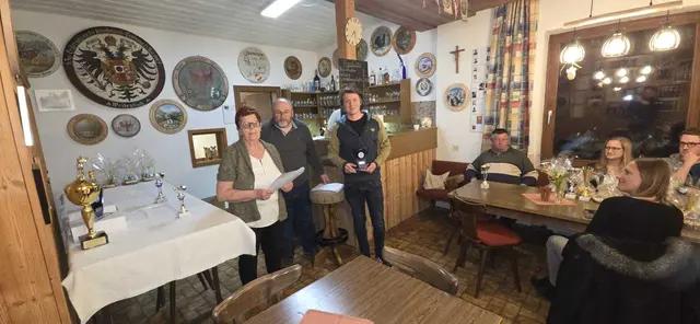 v.l.: Oberschützenmeisterin Renate Alber und 1. SM Günter Dischl gratulierten Marian Schärmer zum Talmeister im Luftgewehrschießen. | Foto: SG Weißenbach