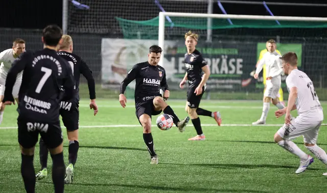 Am Ball Manuel Mühlbachler beim Match in Weißkirchen | Foto: Gerhard Rumetshofer