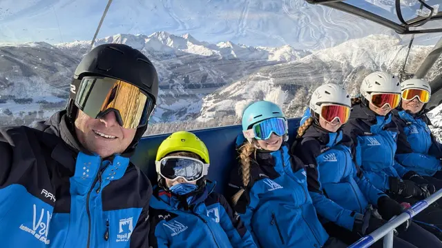 Die ganze Familie im Vereinsanzug beim Skifahren | Foto: Privat