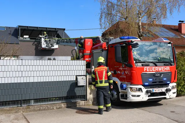 In Weißkirchen schafften es die Rettungskräfte nur dank der Drehleiter der Feuerwehr, einen Patienten ins Krankenhaus zu bringen. | Foto: laumat.at
