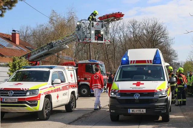 In Weißkirchen schafften es die Rettungskräfte nur dank der Drehleiter der Feuerwehr, einen Patienten ins Krankenhaus zu bringen. | Foto: laumat.at