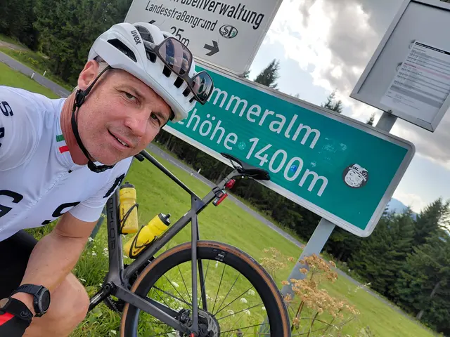 Da fühlt sich Geza Gemes am wohlsten: auf der Sommeralmstraße, natürlich mit dem Rad. | Foto: Gemes privat