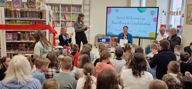 Lesefreude hautnah erlebt: Bürgermeister und Schulqualitätsmanagerin begeisterten die Kinder mit spannenden Geschichten und unterstrichen die Bedeutung des Lesens. | Foto: Andrea Mair