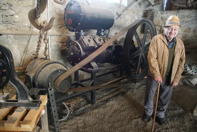 Rudolf Hofmann (90), fleißiger Mitarbeiter und Techniker im Arbeitsteam beim Kompressor.  | Foto: Helmut Eder