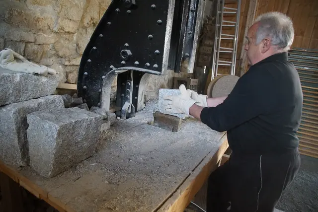 Rupert Thaller bei der Arbeit am Kleinsthammer.  | Foto: Helmut Eder