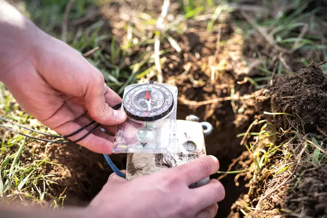 Die Geophone werden mit Kompass und GPS ausgerichtet und eingegraben. | Foto: EVN / Matejschek