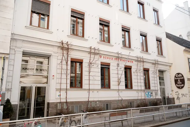 Gute Neuigkeiten für die Volksschule Lange Gasse: Die Umstellung zur offenen Volksschule mit ganztägiger Betreuung kommt jetzt im Schuljahr 2027/2028.  | Foto: BV8/Sardari Shervin