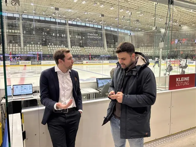 Dennis Buchrieser in der Drittelpause im Gespräch mit MeinBezirk-Redakteur Markus Kropac.  | Foto: MeinBezirk/Nina Hörack