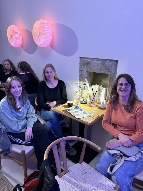 Hanna Karoh, Nadine Maurer und Michaela Kreiler wohnten dem Abend in der ersten Reihe bei | Foto: Lukas Leidenfrost