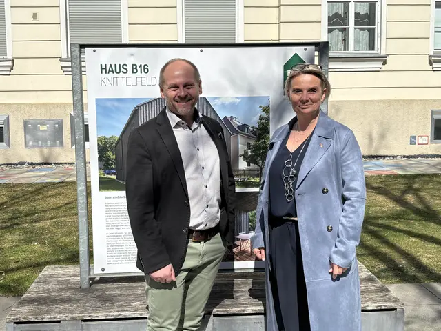proHolz-Geschäftsführer Christian Hammer und Bettina Bauernhofer, Bürgermeisterin von Weiz | Foto: MeinBezirk/Markus Kopcsandi 