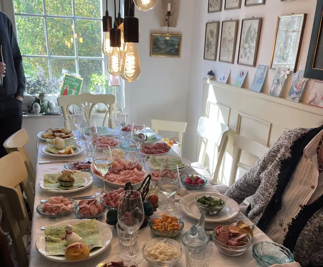 Aufstriche, „Röhrlsalat“, Radieschen und Osterfleisch mit Unmengen Kren, bis die Tränen kommen: So sieht die Jause bei Redakteurin Antonia Unterholzer aus.  | Foto: MeinBezirk/Antonia Unterholzer
