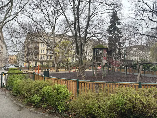 Der Alois-Drasche-Park ist besonders bei Familien beliebt. Für Eltern mit Kindern stellt der Gang zur Toilette eine Herausforderung dar.  | Foto: Matthias Pandrea/Mein Bezirk