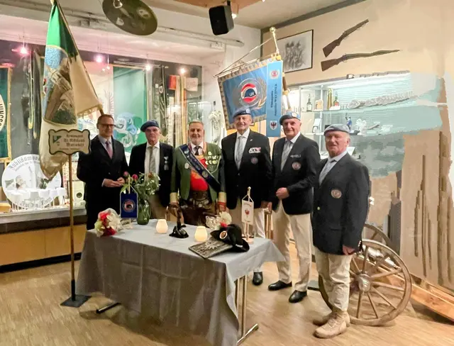 Ein besonderes Symbol für Frieden wurde in St. Nikolaus gesegnet. Das „Splitterkreuz“ erinnert an internationale Friedenseinsätze.  | Foto: Peacekeeper