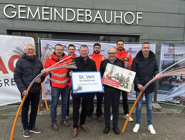 V. l.: Amtsleiter Heinz Donner, Volker Dobringer (BBOÖ), Florian Altrichter (Strabag), Bürgermeister Hans Gattringer, Dennis Soos (Strabag), Martin Wachutka (GF BBOÖ), Maximilian Sobocinski (Strabag) und Michael Kovacs (BBOÖ).
 | Foto: BBOÖ