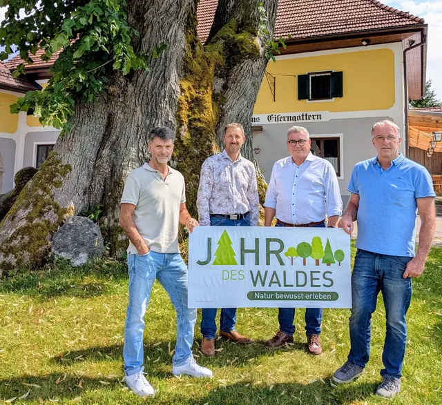 Die imposante 1000-jährige Linde in Eisengattern ist Zielort des neuen Kirchhamer Baumlehrpfades. V.l.n.r.: Die Initiatoren des Projektes Martin Grill, Anton Pühringer, Bürgermeister Ingo Dörflinger und Stephan Söllner. | Foto: Gemeinde Kirchham