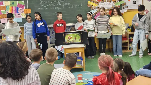 Die Kinder der 4b Klasse haben ihren Patenkindern aus der 1b Klasse eine Ostergeschichte mit dem Erzähltheater vorgelesen und danach gemeinsam ein Osternester gebastelt.