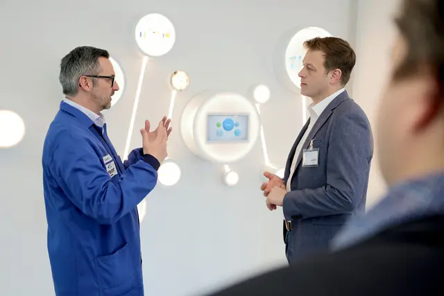 Peter Starl (Managing Director Greiner Bio-One Österreich) mit Umwelt- und Klima-Landesrat Stefan Kaineder | Foto: Land OÖ/Denise Stinglmayr