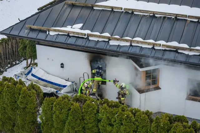 Mit mehreren Atemschutztrupps wird das Feuer von innen bekämpft und nach nur 20 Minuten ist der Brand unter Kontrolle.  | Foto: Feuerwehr Flachau
