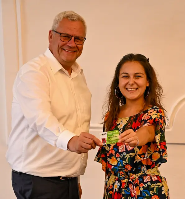 Bürgermeister Thomas Steiner mit Jugendgemeinderätin Samara Sánchez Pöll und einem Klimaticket, das ebenfalls von der Stadt für junge Menschen gefördert wird. | Foto: Eisenstadt