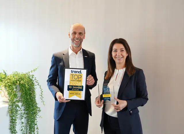 Franz Mair und Isolde Stieg, Vorstand der Tiroler Versicherung mit dem „Top-Arbeitgeber“-Siegel, das dem Unternehmen bereits zum zehnten Mal in Folge verliehen wurde. | Foto: Tiroler/Raggl