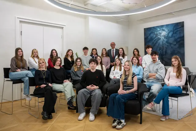 Schüler diskutieren mit Landeshauptmann Mattle