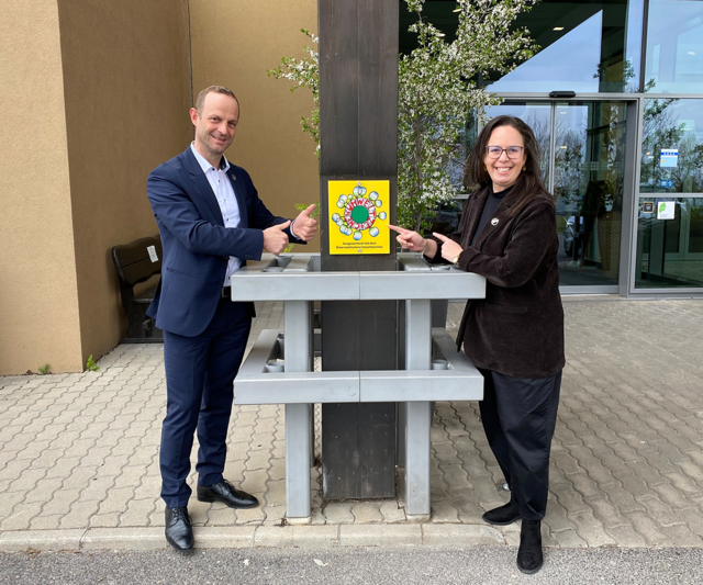 Geschäftsführer Martin Adelwöhrer und Resident Managerin Daniela Fritz präsentieren das Umweltzeichen.  | Foto: St. Martins Therme &amp; Lodge