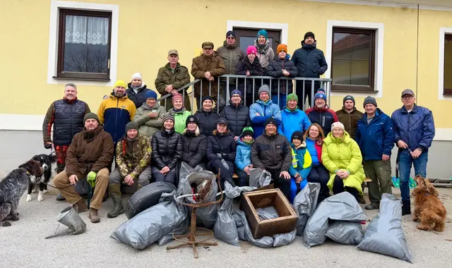Müllsammelaktion mit zahlreichen Freiwilligen in Edelstal.  | Foto: Gemeinde Edelstal