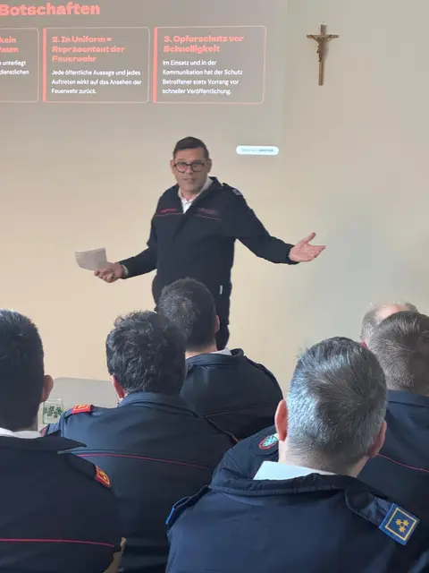 Gregor Waltl gab zum Thema "Krisenkommunikation" Einblicke in die Arbeitsweise von Journalistinnen und Journalisten. | Foto: OBI Martin Garber