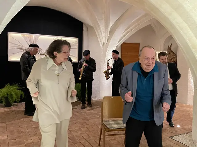 Margit Wimmer-Fröhlich und Johann Wutscher gut gelaunt  | Foto: Josef Goldhofer