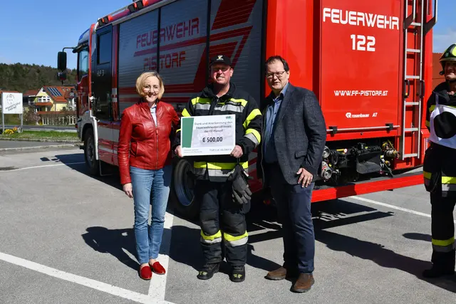 Bgm. Elke Halbwirth und Vizebgm. Gerhard Ully übergaben eine Spende an ABI Dietmar Schmidt. 