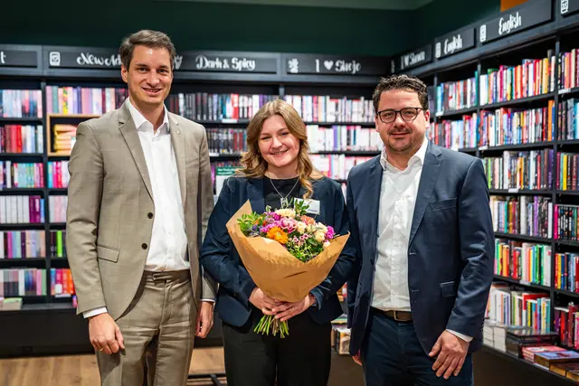 Eröffnung am 2. April 2026: Filialleiterin Lea Rennhack (Mitte) mit Wörgls Bürgermeister Michael Riedhart (links) und Thalia Geschäftsleiter Maximilian Joven (rechts) in der neuen Thalia Buchhandlung Wörgl M4.  | Foto: great-motion.com/Thalia