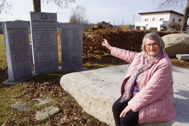 Frieda Pühringer führt durch den Granitlehrpfad.  | Foto: Helmut Eder