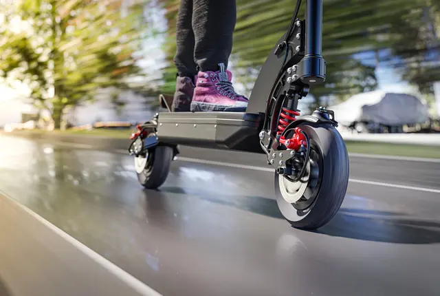 E-Scooter-Lenker im Visier: In Graz flüchtete ein E-Scooter-Lenker rasant vor der Polizei und gefährdete mehrere Passanten. Auch in Wildon werden Zeugen gesucht. | Foto: panthermedia/guteksk7