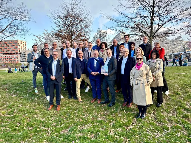 Internationaler Besuch macht sich ein Bild vom Sonnwendviertel