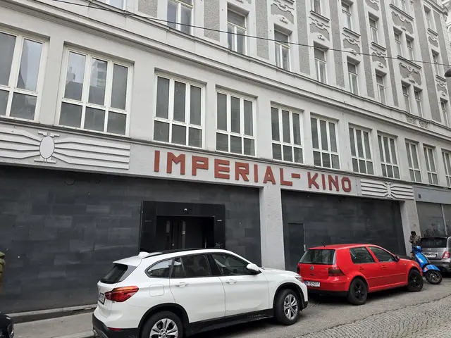 Buchstaben auf der Fassade erinnern an das einstige Imperial-Kino in der Rotgasse 9. Die Dramaturgin Angela Heide will an die glorreichen Tage dieses und anderer Lichtspielhäuser erinnern. | Foto: Lukas Ipirotis/MeinBezirk