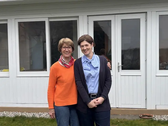 Elisabeth Pukelsheim mit Tochter Birgit Rumpf-Pukelsheim im ehemaligen Gastgarten, der nun der private Garten der Familie ist. | Foto: MeinBezirk.at/Astrid Siebert