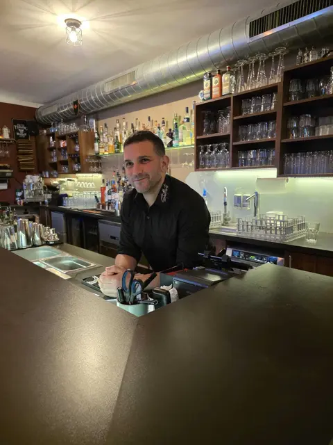 Amir Rahman ist der Neue hinter dem Tresen der Bar.  | Foto: Stadtkante