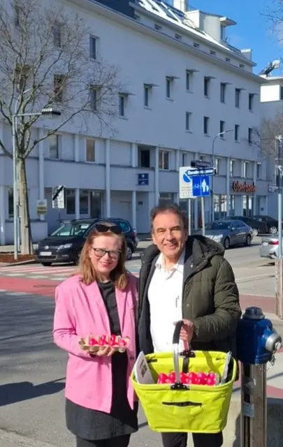 Petra Nagl und GR Paul Haschka verteilten pinke Ostereier und sammelten Unterschriften.  | Foto: NEOS