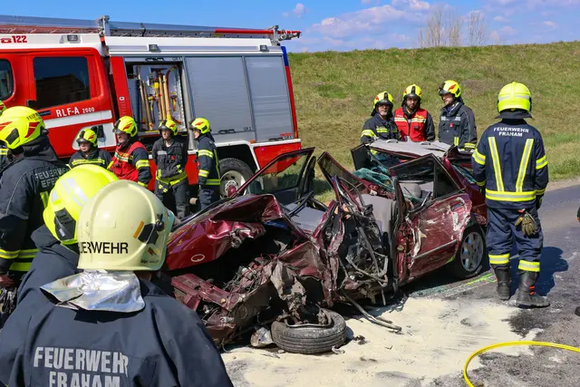 Nach der notärztlichen Erstversorgung wurde der 42-Jährige mit Verletzungen unbestimmten Grades in das Klinikum Wels eingeliefert. | Foto: laumat/Matthias Lauber