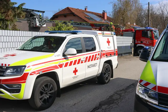 In Weißkirchen schafften es die Rettungskräfte nur dank der Drehleiter der Feuerwehr, einen Patienten ins Krankenhaus zu bringen. | Foto: laumat.at