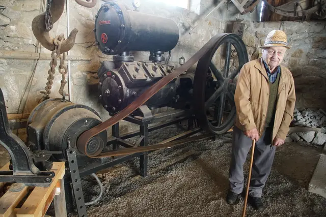 Rudolf Hofmann (90), fleißiger Mitarbeiter und Techniker im Arbeitsteam beim Kompressor.  | Foto: Helmut Eder