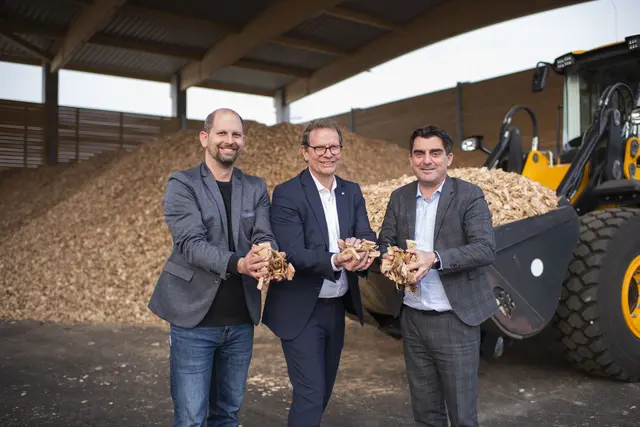 Das wärmende Waldhackgut in Händen: Spillerns Bürgermeister Speigner, EVN-Vorstandsdirektor Szyszkowitz und Korneuburgs Ortschef Gepp | Foto: EVN/Matejschek