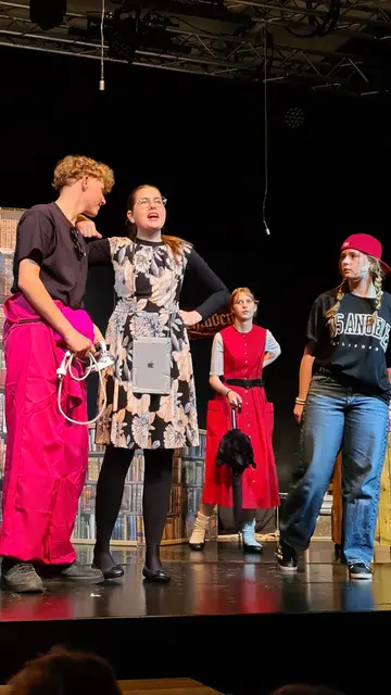 Am 25. und 27. März 2026 fand das Musical „Men in Pink“ der 4C-Klasse im Forum der Musikmittelschule in St. Johann statt. | Foto: MMS St. Johann