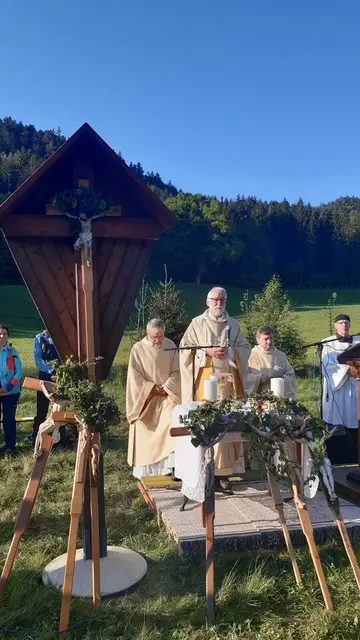 Während des Vierbergelaufs werden mehrere Messen, teils auch auf freiem Feld mit Bischof Marketz, abgehalten. | Foto: privat/Rosemarie Hawa-Vouk