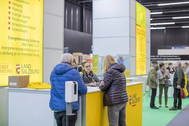 Die Energieberatung Salzburg informierte auf der Messe „Bauen &amp; Wohnen“ über Sanierungsmöglichkeiten, Förderungen und den Umstieg auf erneuerbare Heizsysteme. | Foto: Land Salzburg/Neumayr/Leopold 
