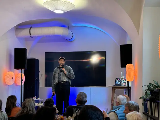 Vor dem Hauptprogramm heizte Sebastian Humi die Menge ein | Foto: Lukas Leidenfrost