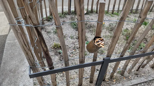 Illegal angebrachte Aschenbecher sorgen für Aufsehen am Neubau