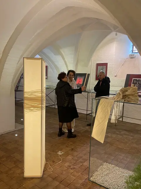 Lichtobjekt links und auf der Stola auf der Vitrine rechts von Margit Wimmer-Fröhlich  | Foto: Josef Goldhofer